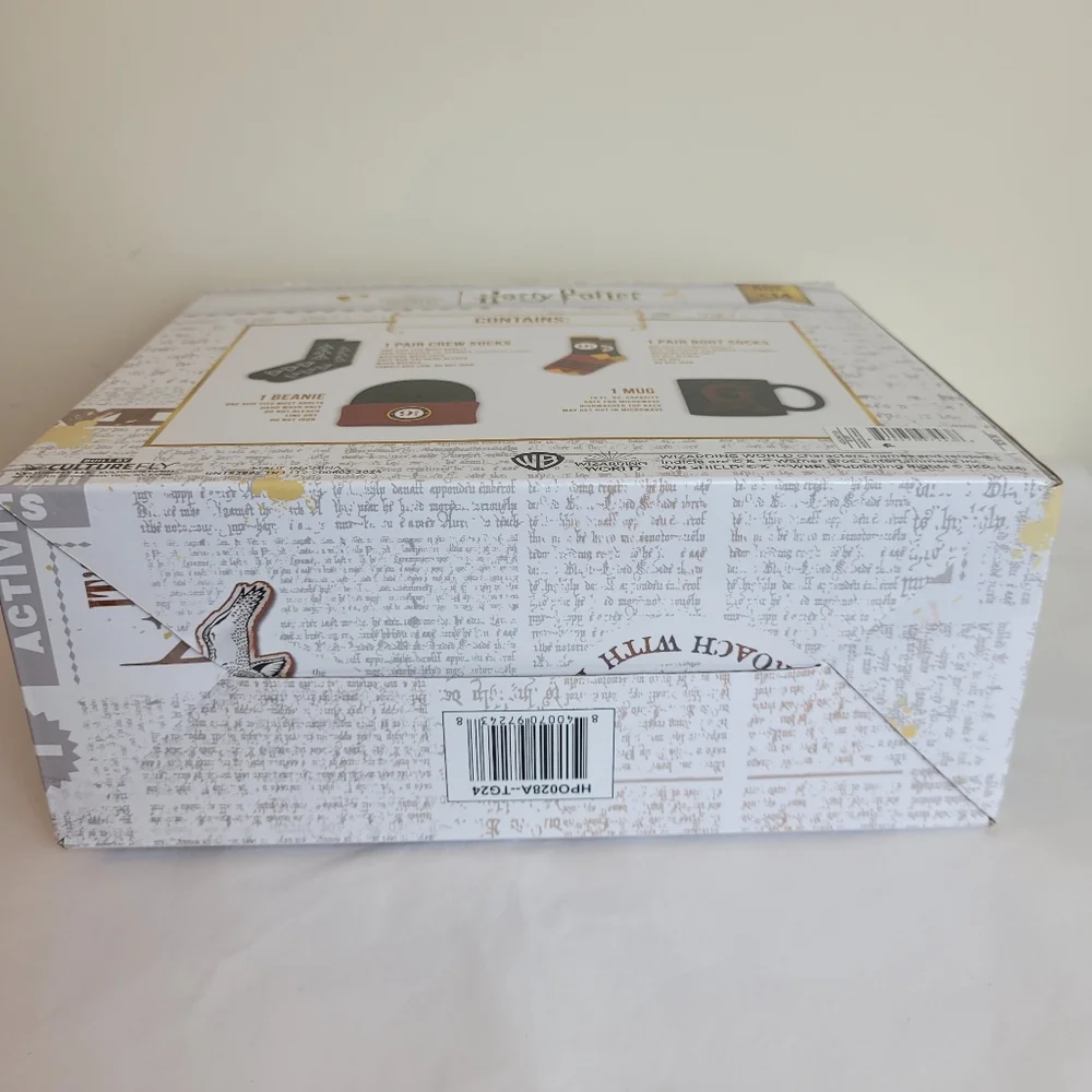 Hogwarts Harry‎ Potter Boxed Gift Set: Coffee Mug, Socks, Beanie Hat. Wizzard.